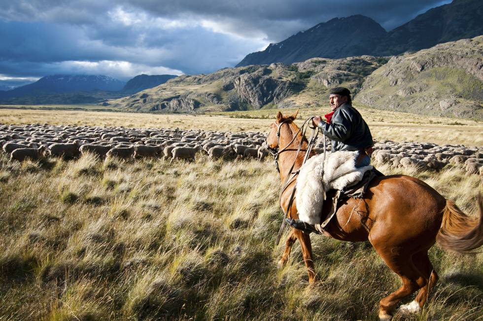 Un gaucho ataviado con las tradicionales botas altas, pantalones abolsados y boina, en la Patagonia chilena.