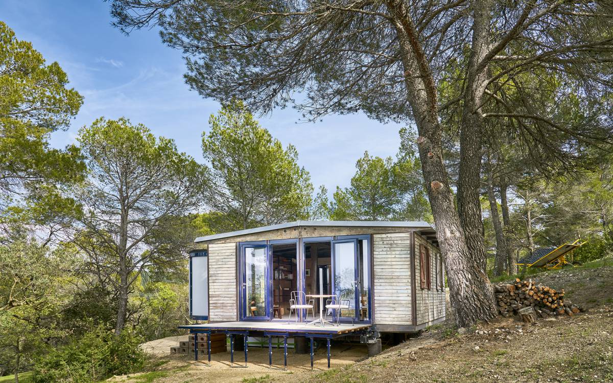 Noche entre bosques, viñedos y obras de arte