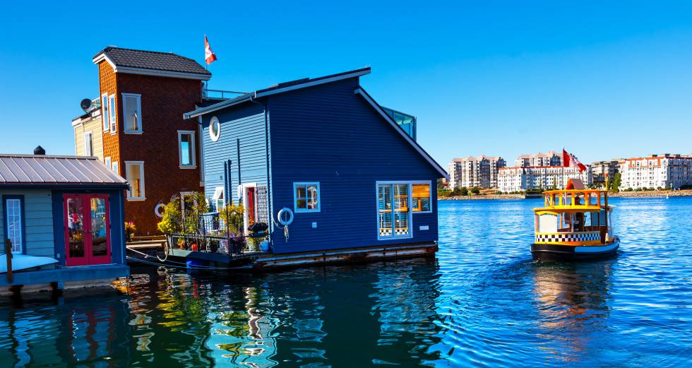 Casas flotantes y un 'barcotaxi' en el Fisherman’s Wharf de Victoria.