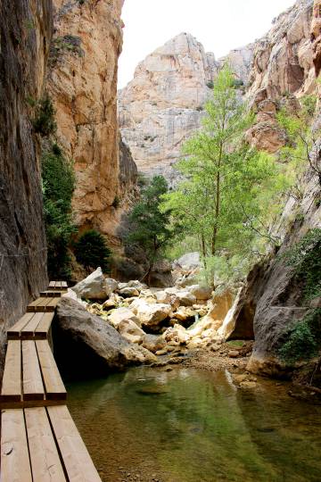 Pasarelas de madera en la ruta por los estrechos de Valloré, cerca de Montoro de Mezquita, en el Maestrazgo de Teruel.