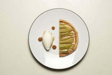 Tarta de manzana con helado de leche del restaurante Narru, en San Sebastián.