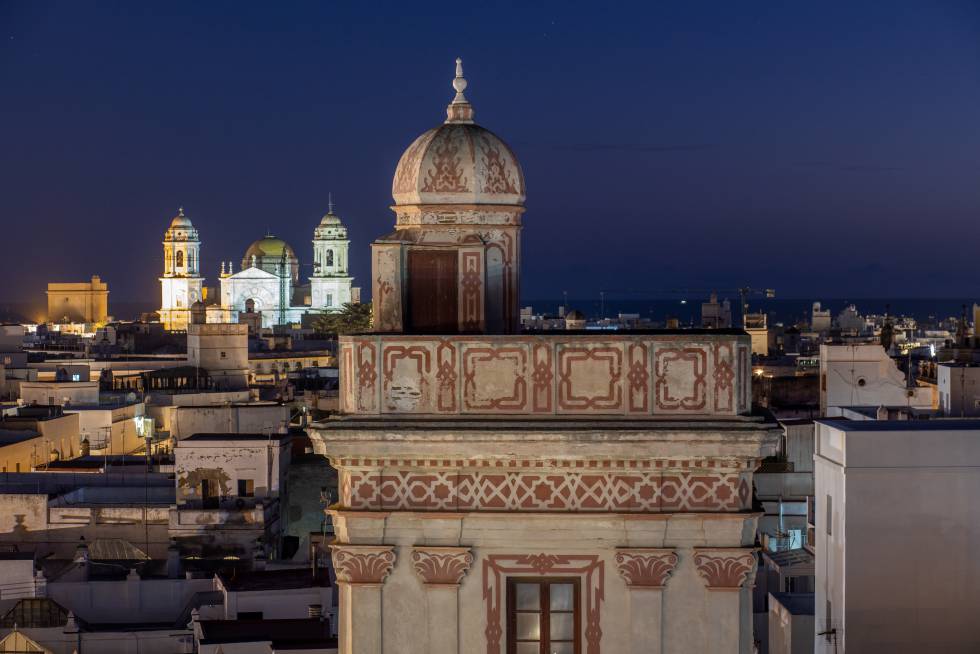 Detalle de la torrre mirador de la Casa de las Cuatro Torres, con la catedral de Cádiz al fondo.