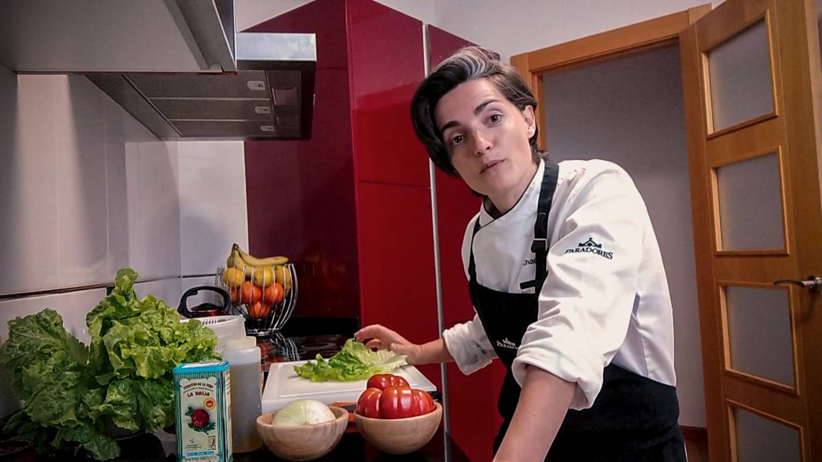La jefa de cocina del parador de Benavente, Charo Donaire, durante el vídeo donde enseña cómo cocinar en casa un cordero lechal asado.