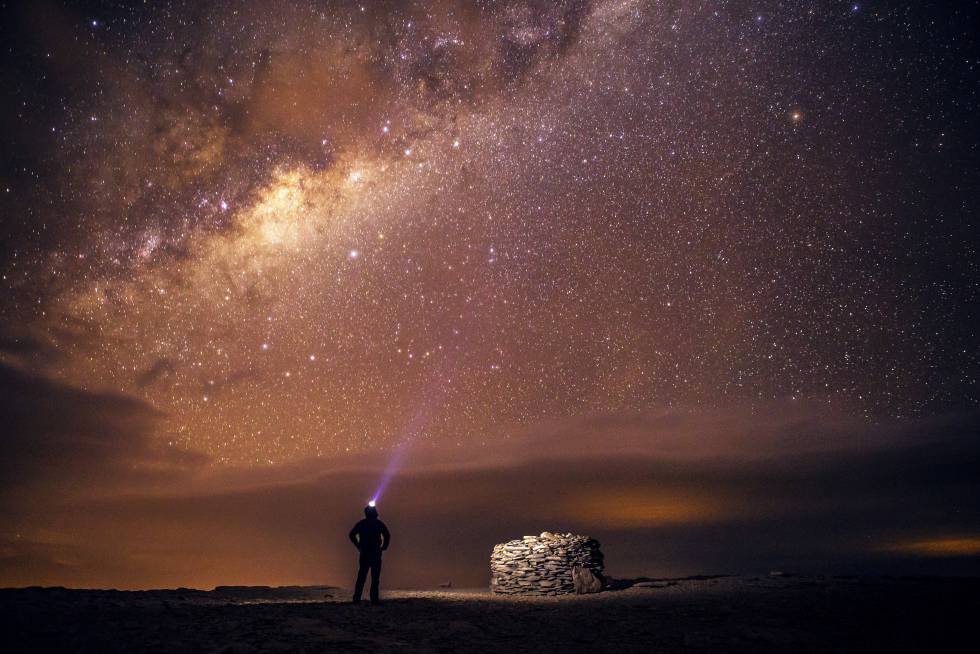 Un viajero observa La Vía Láctea desde el desierto de Atacama, al norte de Chile.