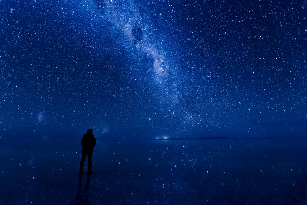 El firmamento reflejado sobre la superficie de agua del salar de Uyuni, en Bolivia.