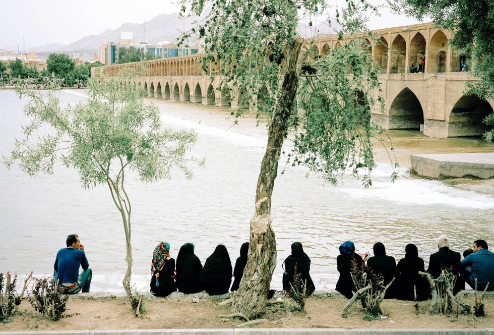 El puente de Khaju sobre el río Zayandeh, al sureste del centro de la ciudad de Isfahán.