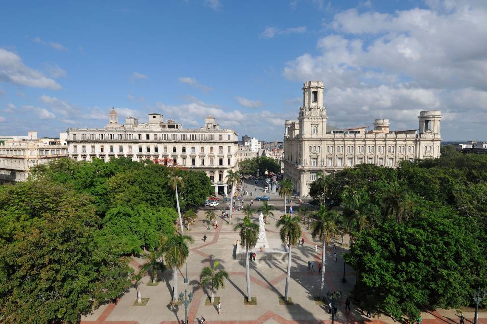 Uno de los edificios del Museo de Bellas Artes (a la derecha) y el Parque Central.