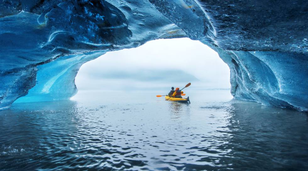 Euta en kayak por el glaciar de Valdez, en Alaska (EE UU).