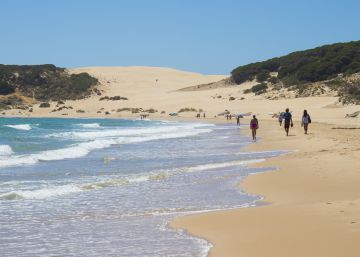 Las 10 playas kilométricas más bonitas de España, según los lectores de ‘El Viajero’ Las 10 playas kilométricas más bonitas de España, según los lectores de ‘El Viajero’
