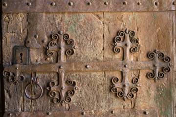 Detalle de la iglesia románica de Ahedo del Butrón (Burgos).