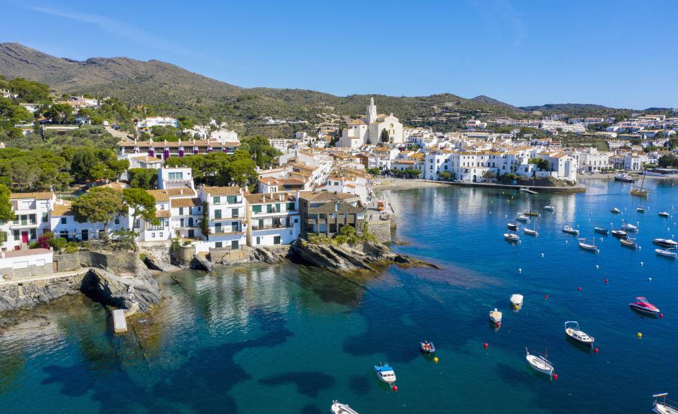 Panorámica del pueblo de Cadaqués (Girona), en la Costa Brava.