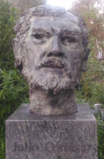 Busto que recuerda el lugar de nacimiento de Julio Cortázar en el municipio bruselense de Ixelles.