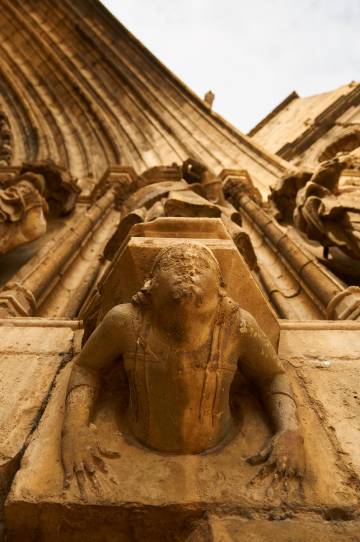 Detalle de la puerta de los Apóstoles de la iglesia Santa María la Mayor de Morella.