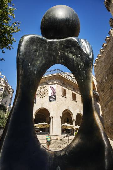 Escultura 'Monumento a la mujer', de Joan Miró, situada en la entrada de los jardines de S’Hort del Rei, en Palma de Mallorca.