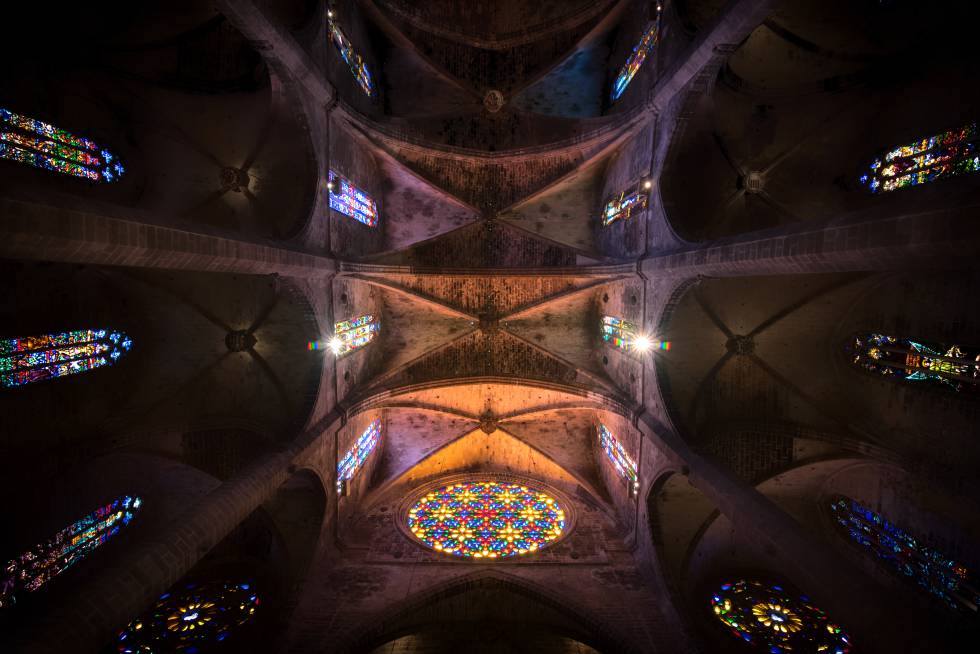 Techo de la nave central de la catedral de Palma.