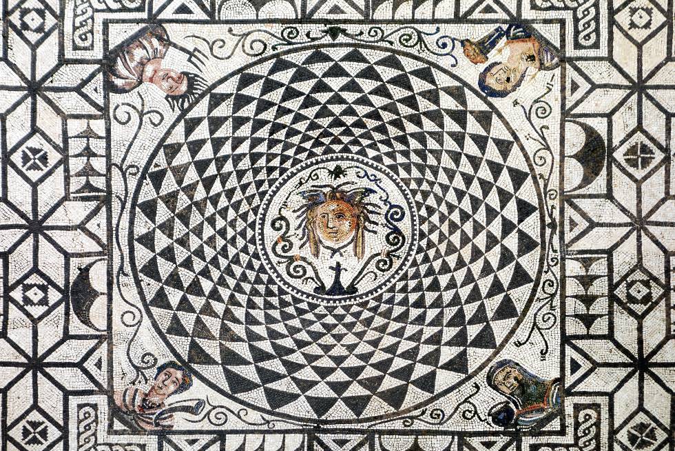 En el patio del Consistoio de Carmona hay un mosaico romano que representa las cuatro estaciones y que perteneció a las termas públicas de la ciudad.