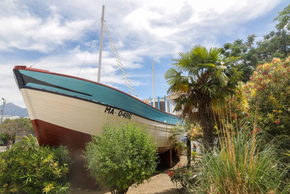 El barco de Chanquete es una réplica de la embarcación que se utilizó en el rodaje de 'Verano azul', pero aun así atrae a muchos curiosos hasta el parque homónimo.