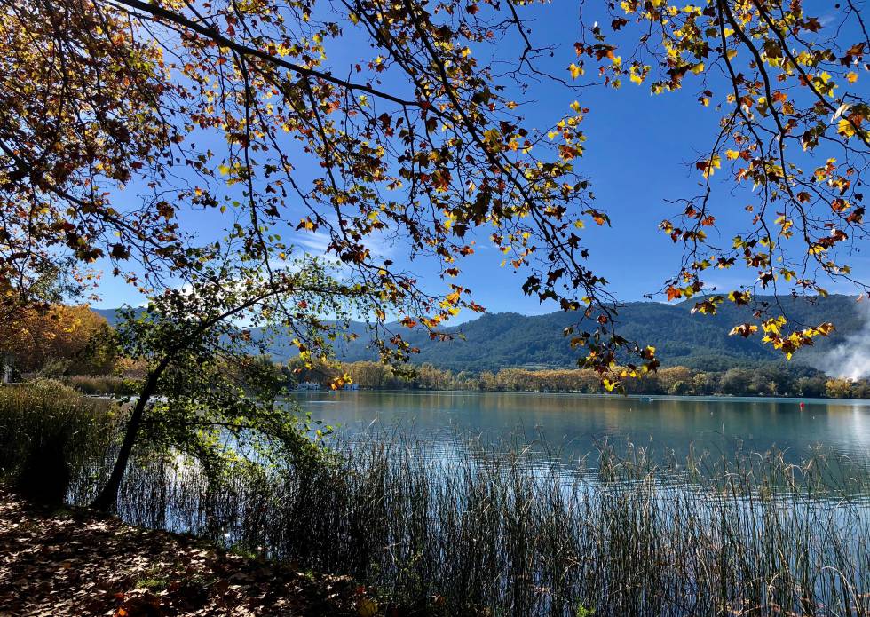 El lago de Banyoles, próximo al bosque de Les Estunes.