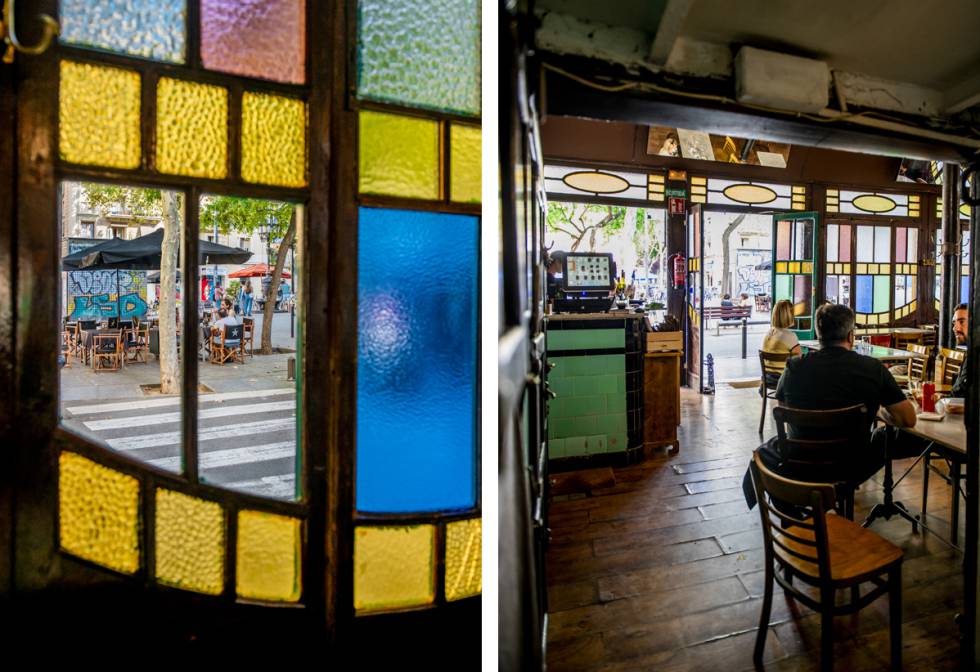 Vista de la plaza del Sortidor desde el interior del bar- restaurante del mismo nombre. Un establecimiento emblemático y de los más antiguos de la ciudad de Barcelona, abierto desde 1908.