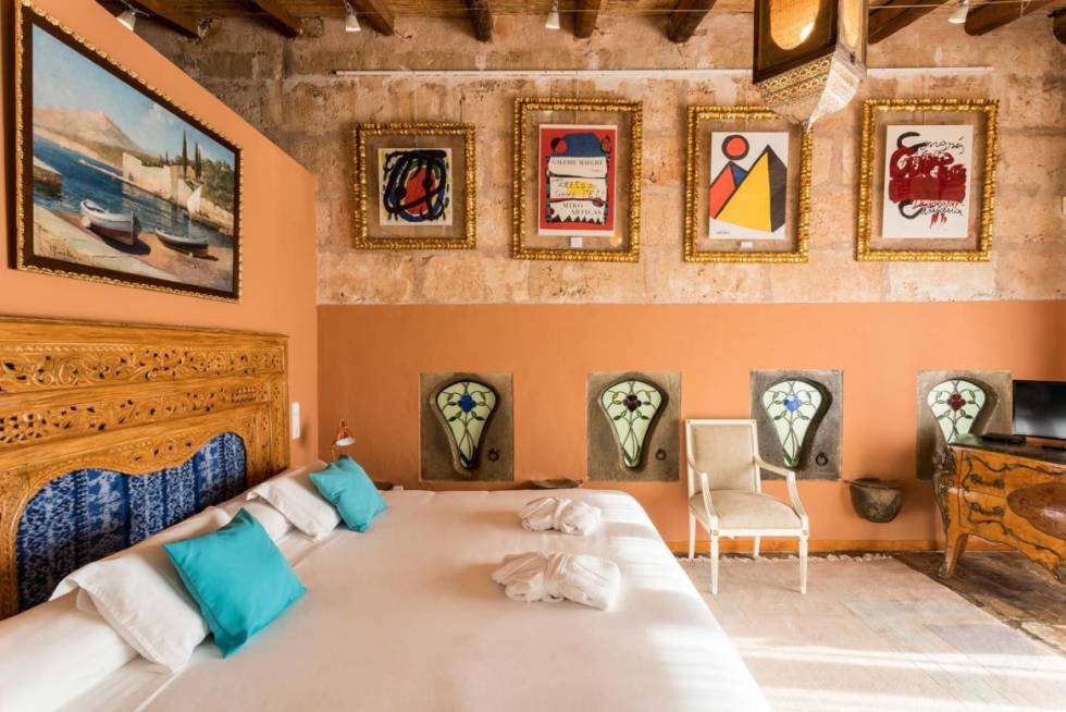Una de las habitaciones del hotel Es Revellar Art Resort.