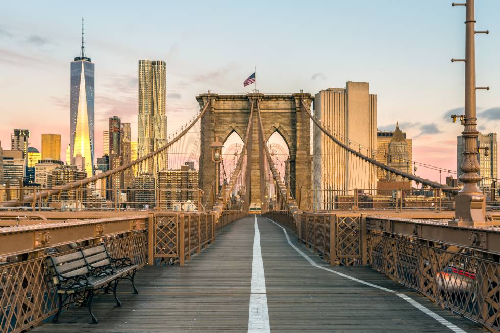 El puente de Brooklyn y con el 'skyline' de Manhattan al amanecer.