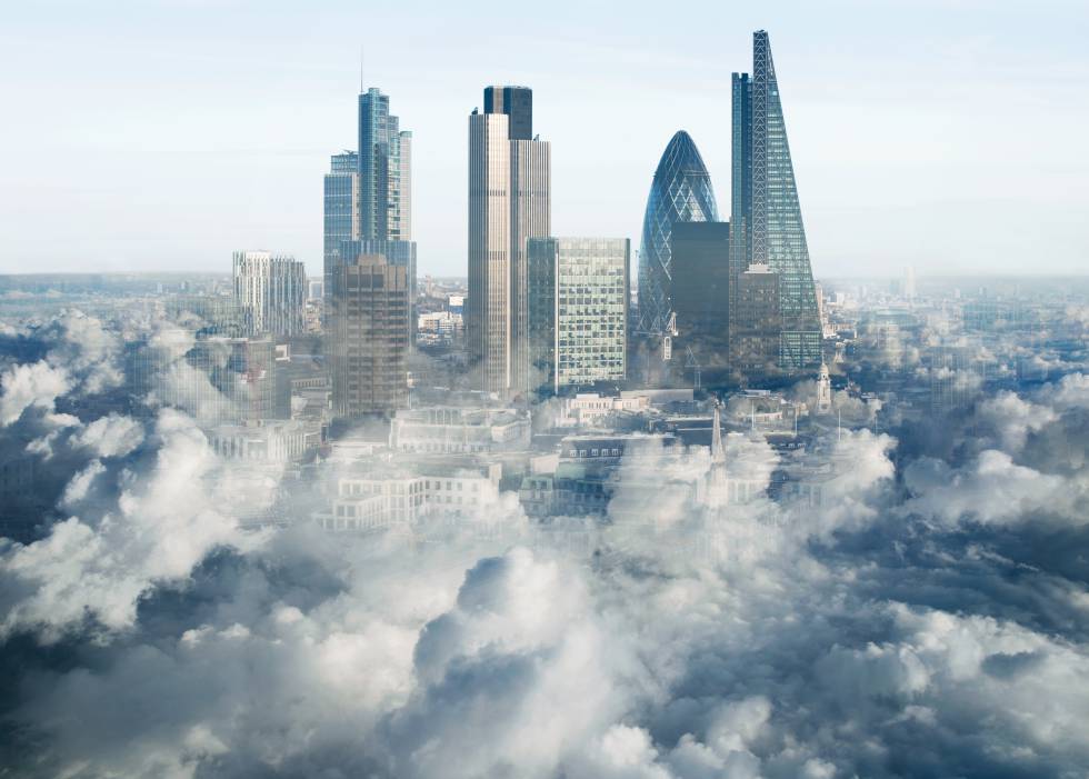 Rascacielos del distrito financiero de Londres, rodeado de nubes.rn