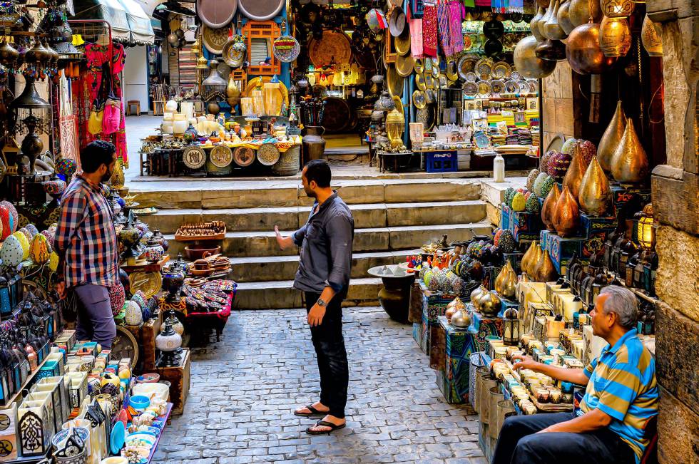 Tejidos, perfumes, antigüedades y joyas se mezclan con vulgares souvenirs en el bazar de Jan El Jalili.