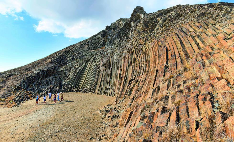 A 283 metros sobre el nivel del mar, el pico de Ana Ferreira es el más alto al oeste de Porto Santo. No es de difícil acceso y desde su cima se despliegan las mejores vistas de la bahía.
