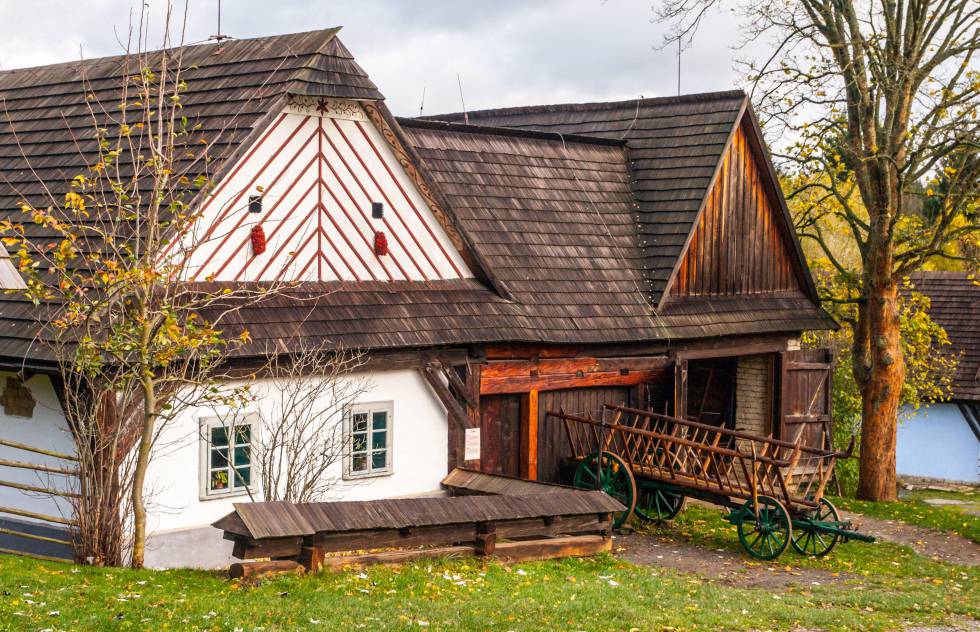 Casas de madera en el museo etnográfico al aire libre de Vesely Kopec, en la región checha de Bohemia oriental.