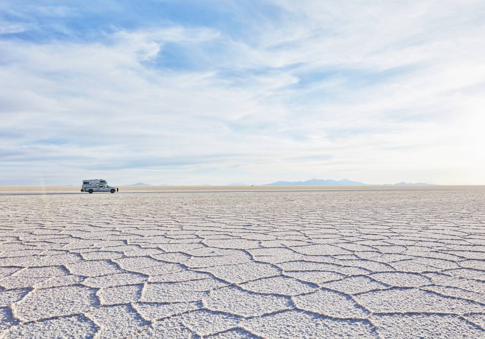 Una furgoneta 'camper' atraviesa el Salar de Uyuni, en Bolivia.