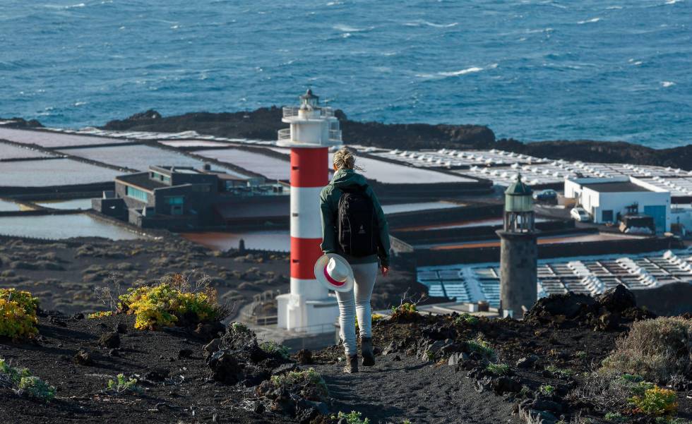 El faro y, al fondo, las salinas de Fuencaliente, en La Palma.