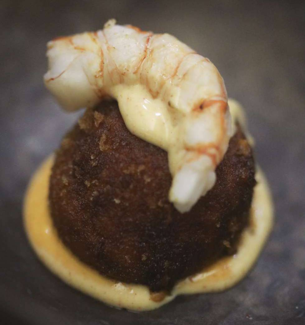 Una croqueta niguiri de gamba roja del restaurante Cañitas Maite, en Casas Ibáñez (Albacete).
