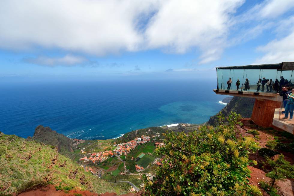 O miradouro de Abrante, sobre o povo de Agulo, na ilha canária da Gomera.