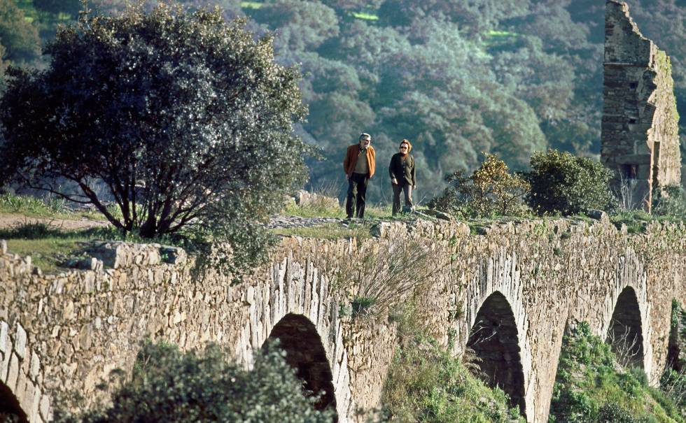 Resto del puente de Ajuda, de 390 metros y construido en el siglo XVI sobre el río Guadiana, en las cercanías de Olivenza (Badajoz).