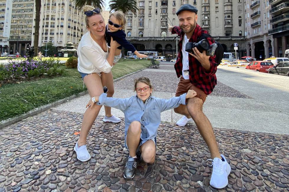 Gosia Bendrat y Adrián Rodríguez, creadores del blog de viajes Molaviajar.com, junto a sus dos hijos en Montevideo (Uruguay).
