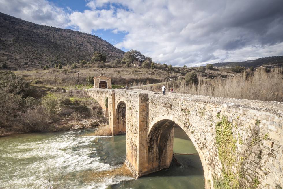 El río Ebro a su paso por el puente de Pesquera de Ebro.