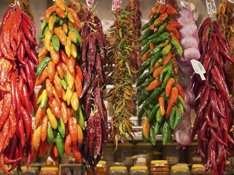 Selección de chiles en un puesto de La Boqueria.