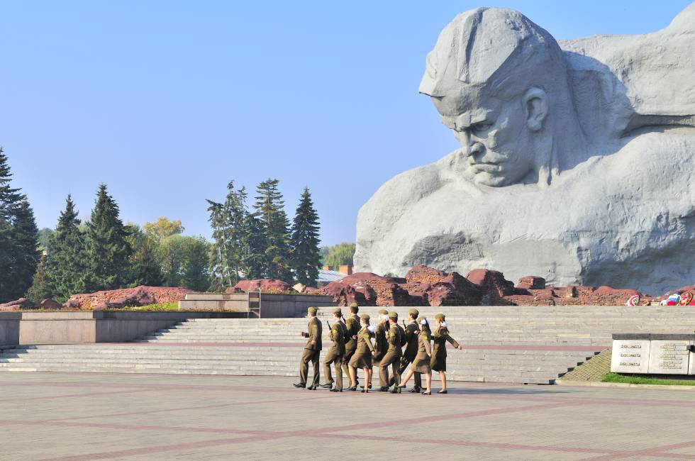La guardia de hornor bielorrusa, en la Fortaleza de Brest, un complejo ceremonial en homenaje a los caídos durante la invasión nazi de la Unión Soviética.