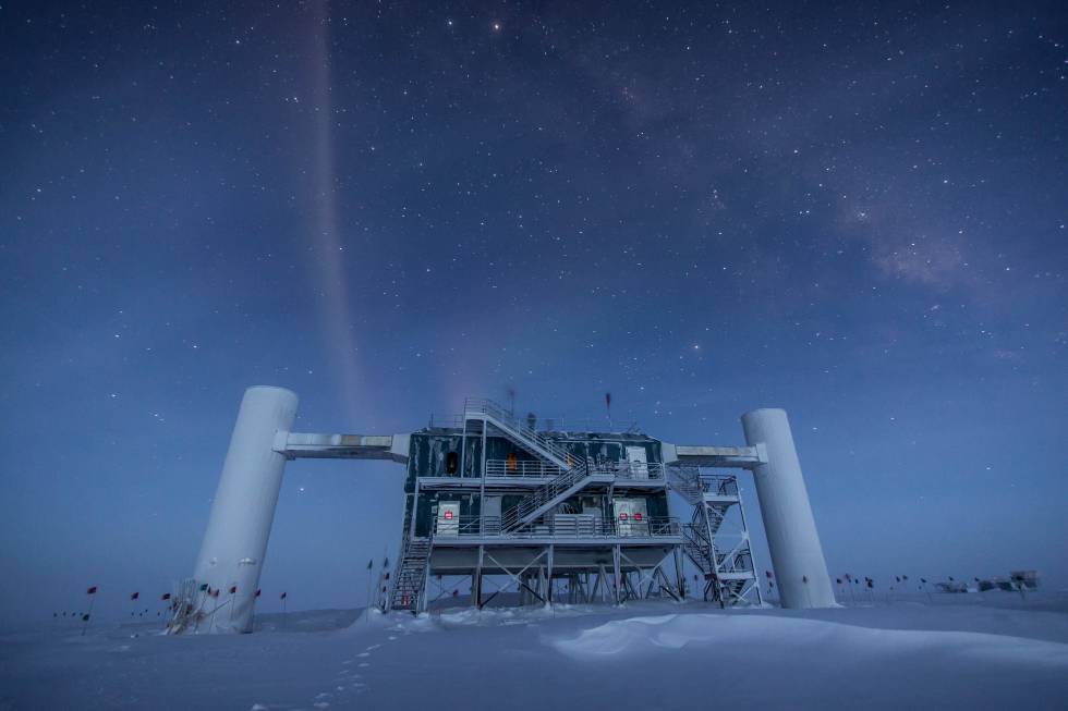 El detector de neutrinos IceCube, en la Antártida, ocupa un volumen de un kilómetro cúbico de hielo con sensores que llegan hasta una profundidad de 2.450 metros.