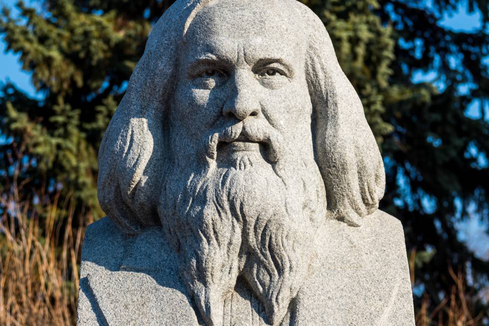 Busto de de Dmitri Mendeléyev en la Universidad Lomonosov de Moscú.