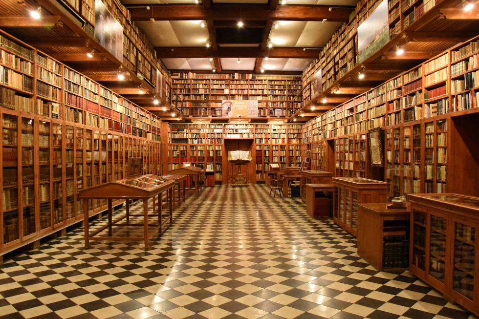 Interior de la biblioteca del castillo de Peralada.