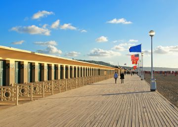 Deauville, la playa de arena color beis Chanel Deauville, la playa de arena color beis Chanel