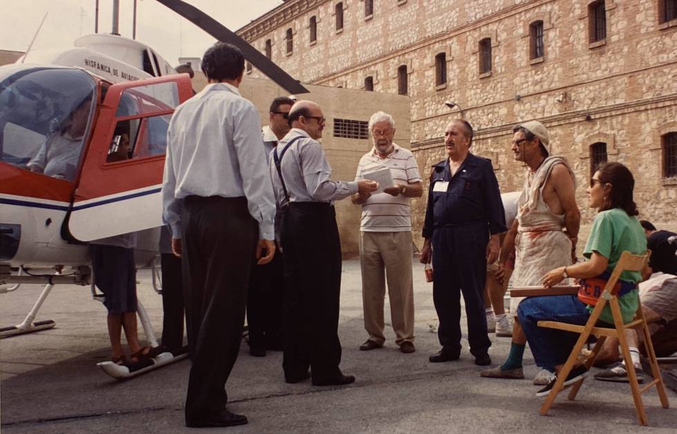 Luis García-Berlanga junto a Agustín González y Rafael Alonso en el rodaje de 'Todos a la cárcel'.