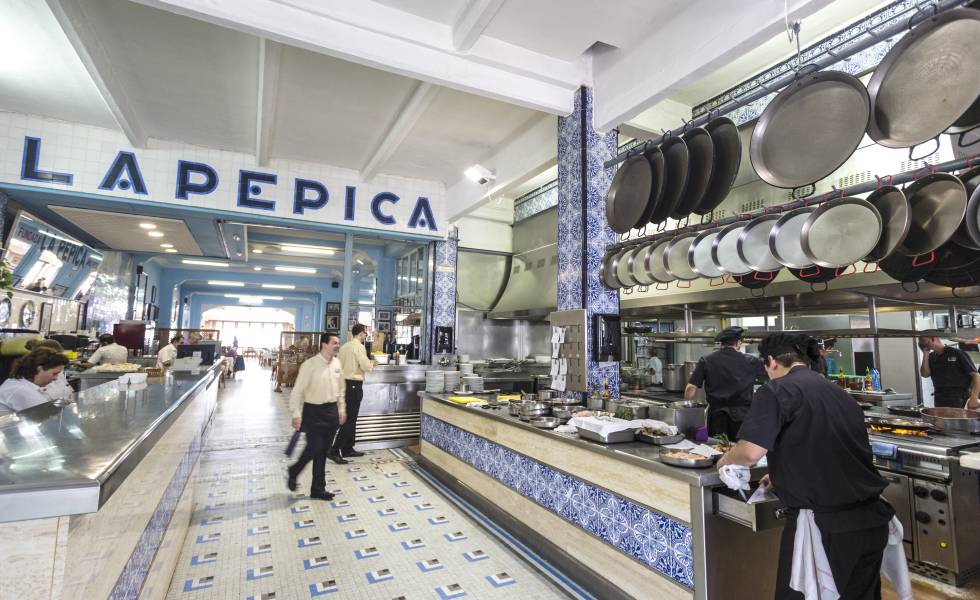 Imagen del interior del restaurante La Pepica, en Valencia.