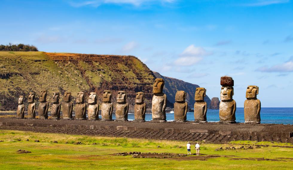 Los 15 moáis en Ahu Tongariki (Isla de Pascua).
