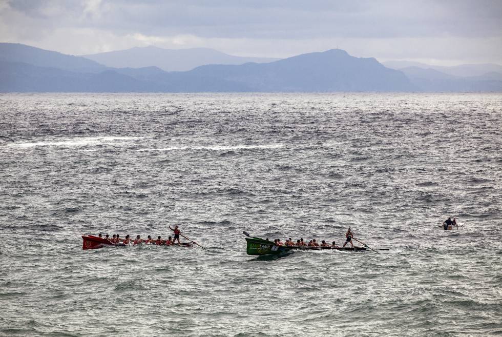 Regata de dos traineras en el golfo de Vizcaya.