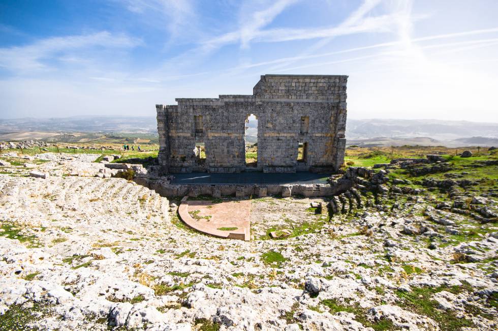 Al valor patrimonial de la antigua ciudad de Acinipo, ubicada a 999 metros sobre el nivel del mar, se suma un bello paisaje con unas vistas que abarcan las provincias de Cádiz, Málaga y Sevilla.