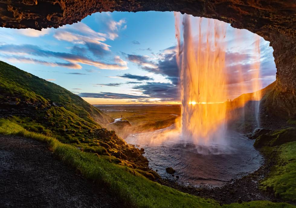 La cascada de Seljalandsfoss (Islandia).