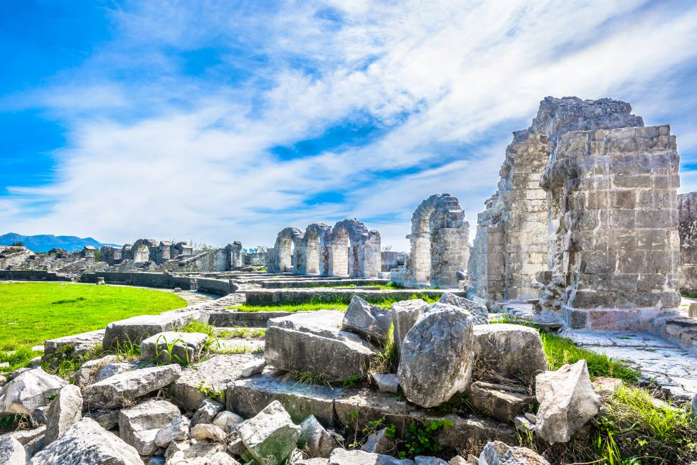 La ciudad de Salona es el yacimiento más importante de Croacia, con templos, un cementerio o el anfiteatro. Parte de su historia se cuenta en el Museo Arqueológico de Split.