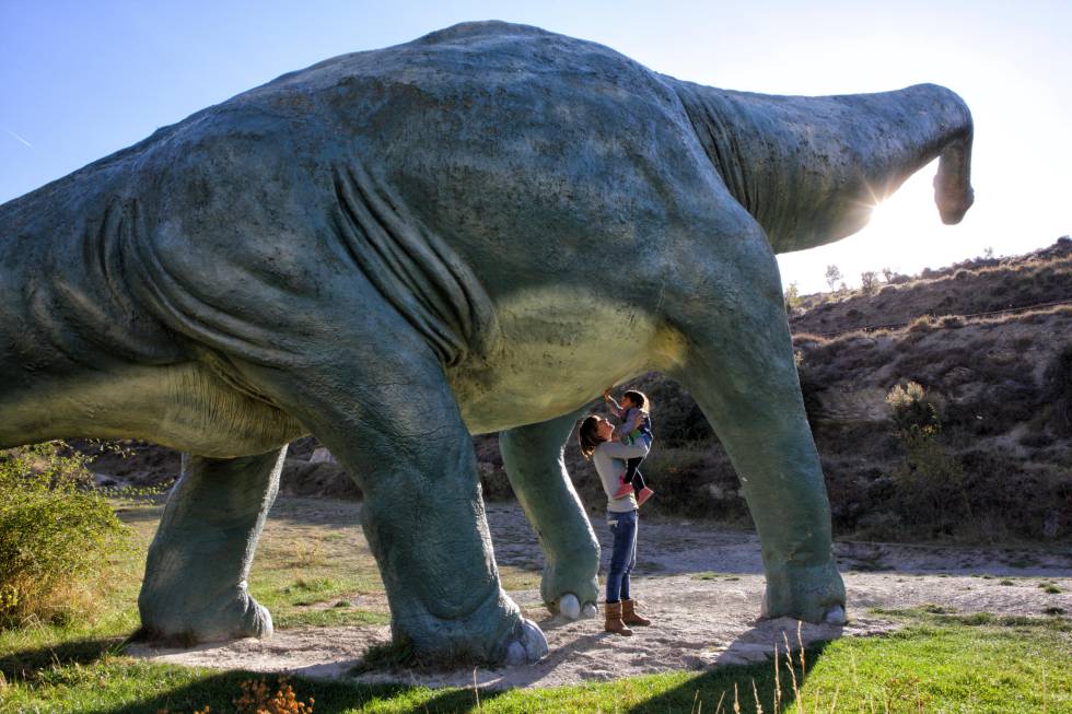 Réplica de brontosaurio en Enciso.